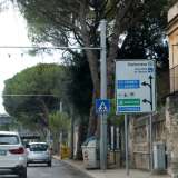 Raggiungiamo Carbonara da corso Alcide De Gasperi. La via delle ville infatti, dopo aver cambiato nome in via Giuseppe De Marinis, porta dritti nella grande piazza Umberto I: la �villa�...